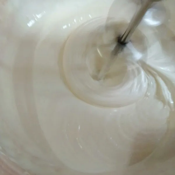 Masukkan tepung secara bertahap, mix dengan kecepatan sedang.