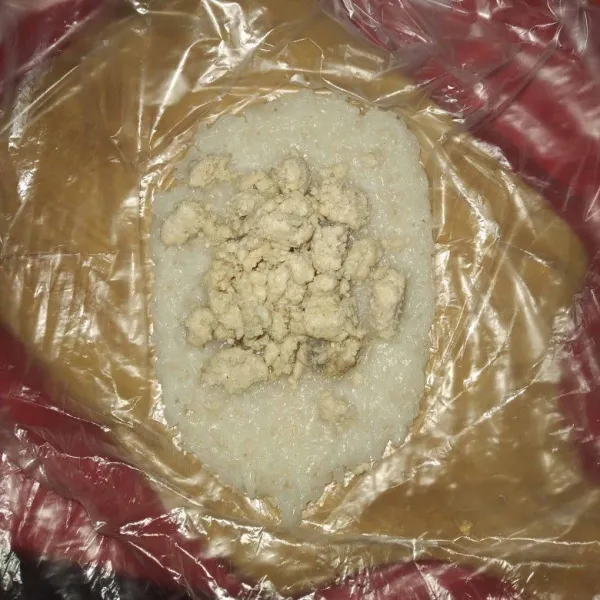 Ambil sedikit demi sedikit ketannya lalu pipihkan. Beri tumisan daging ayam ditenganya lalu katupkan sisi kiri kananya, padatkan dan buat bentuk lonjong. Lakukan tahap ini hingga tuntas.