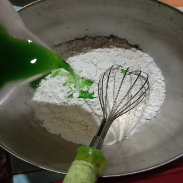 Siapkan wadah, lalu masukkan tepung terigu, tepung tapioka, garam, dan air larutan daun pandan.
