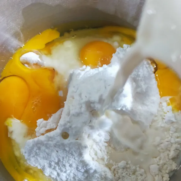 Tambahkan telur dan tambahkan susu cair secara bertahap sambil terus diaduk.
