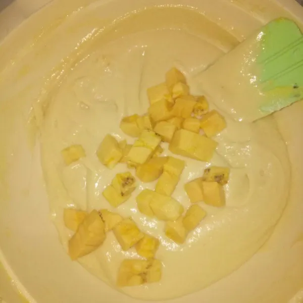 Setelah adonan rata, masukkan potongan pisang. Lalu diamkan adonan selama 1 jam.