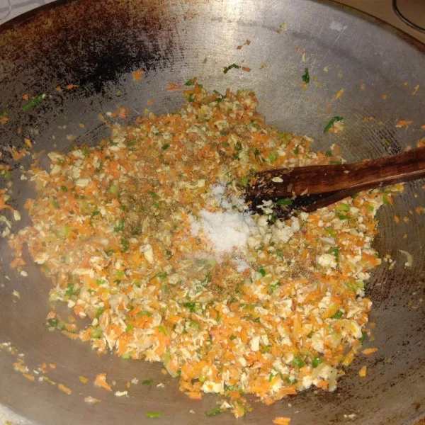 Tambahkan wortel dan daun bawang. Beri gula, garam, pala, merica dan kaldu jamur. Aduk rata.