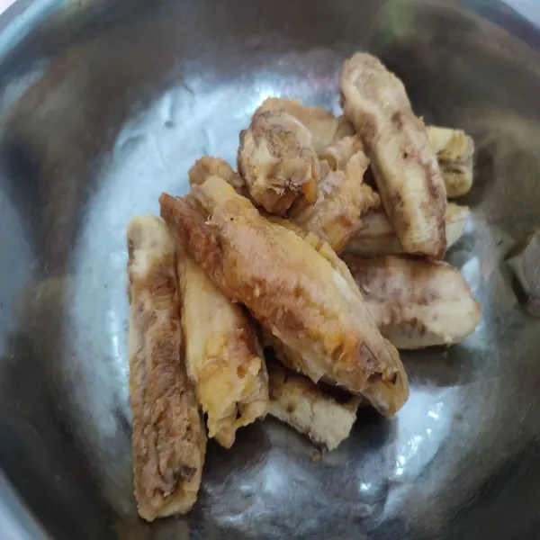 Lumatkan pisang, sisihkan.