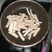 Tumis tempe goreng dengan minyak.