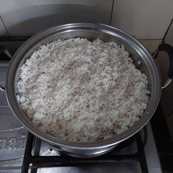 Rendam beras ketan selama 1 jam lalau kukus 15 menit.