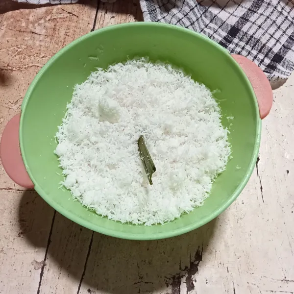 Campurkan semua bahan unti kelapa. Masak dengan api kecil hingga setengah kering. Sisihkan.