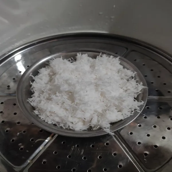 Campur kelapa parut dengan garam, aduk rata. Kukus selama 15 menit.