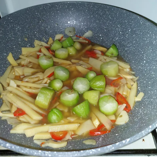 Tambahkan belimbing wuluh, lalu aduk rata. Masak sebentar supaya belimbing masih renyah.
