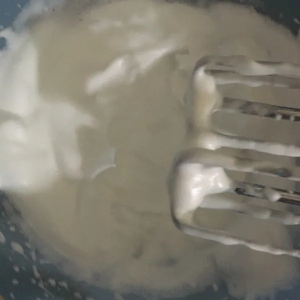Membuat meringue: Mixer putih telur, vanila essense dan cream of tartar hingga berbusa, kemudian perlahan masukkan gula pasir dan mixer lagi hingga soft peak.