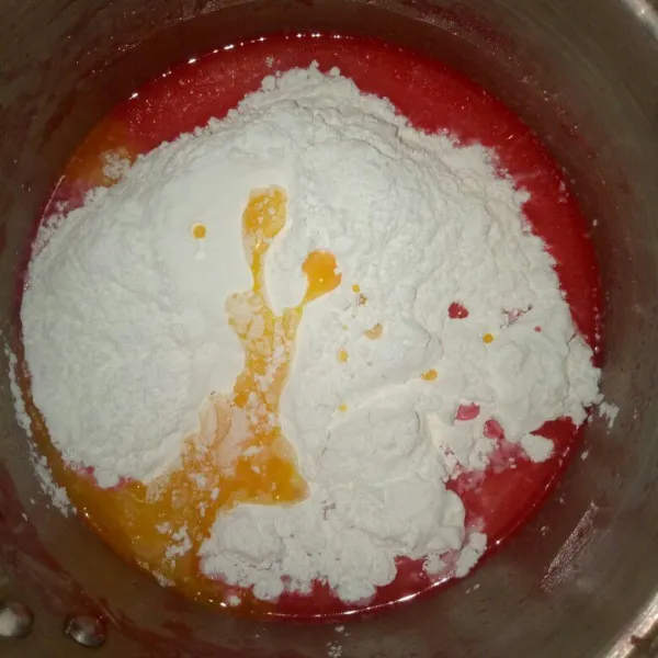 Masukkan tepung beras, tepung ketan dan kuning telur. Aduk sampai tercampur rata dan tidak ada yang menggumpal.