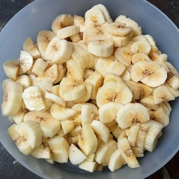 Kupas pisang dan potong kecil-kecil.