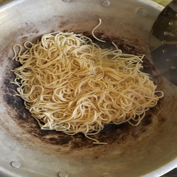 Rebus spaghetti sampai matang lalu tiriskan.