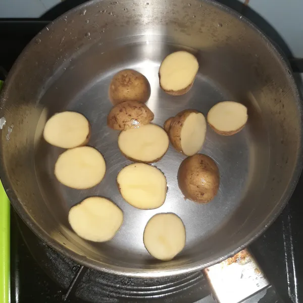 Rebus kentang hingga empuk lalu tiriskan.