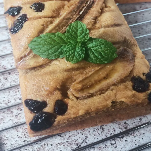 Setelah matang, olesi dengan bahan olesan. Cake banana siap dinikmati.