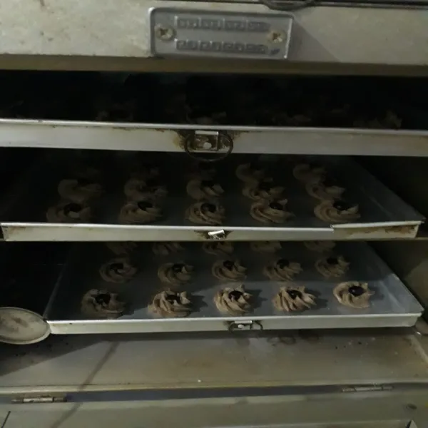 Panggang di oven dengan suhu 120°C selama 30-35 menit tergantung oven masing-masing.