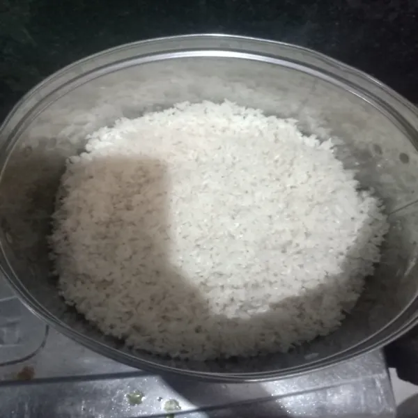 Kukus beras ketan selama 30 menit, angkat dan sisihkan.