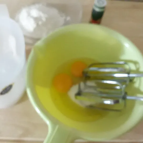 Mixer telur dan gula sampai mengembang.