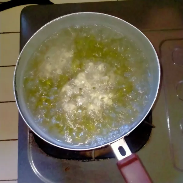 Cuci bersih kacang hijau dan rendam selama 5 jam. Didihkan 1 liter air, rebus kacang hijau selama 15 menit, matikan api dan tutup. Biarkan 30 menit.