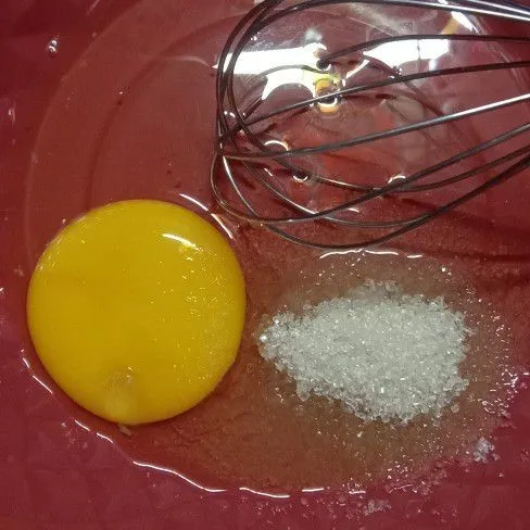 Kocok telur dan gula pasir hingga mengembang dan gula larut.
