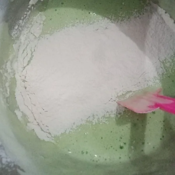 Masukkan tepung terigu dan baking powder, aduk balik.
