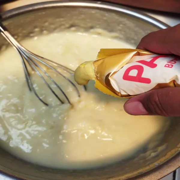 Masukkan butter margarin, aduk rata.