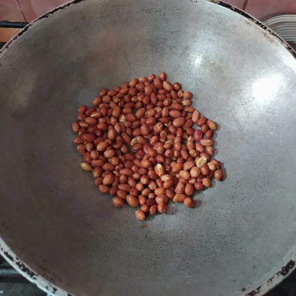 Goreng kacang tanah dengan sedikit minyak dan menggunakan api kecil.