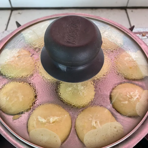 Tutup, biarkan matang. Masak dengan api kecil supaya matang merata tidak gosong.