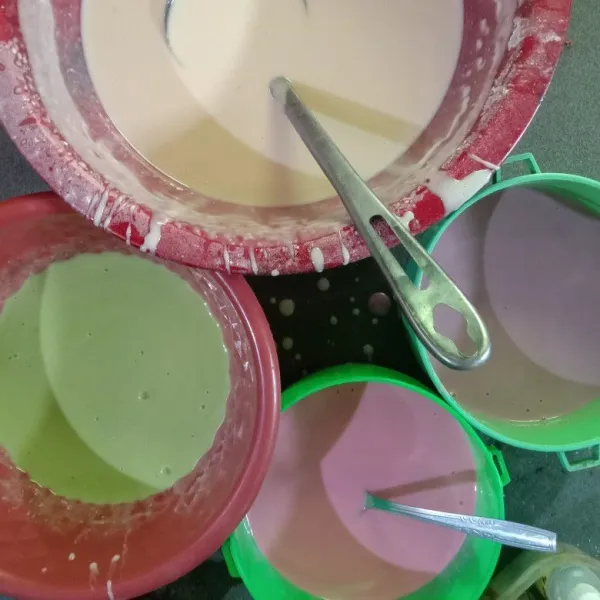 Bagi adonan menjadi 4 masing2 diberi pewarna hijau, pink, ungu, dan yang satu biarkan putih. Diamkan selama 30 menit.