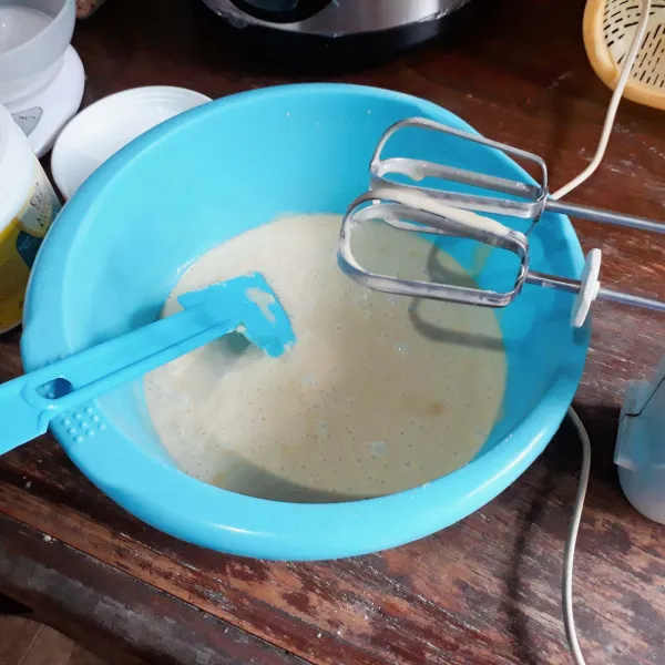 Campurkan terigu, gula, telur dan susu uht. Mixer kecepatan tinggi selama 3 menit.
