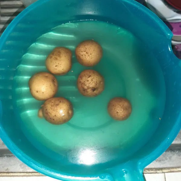 Cuci bersih kentang karena tidak dikupas kulitnya.