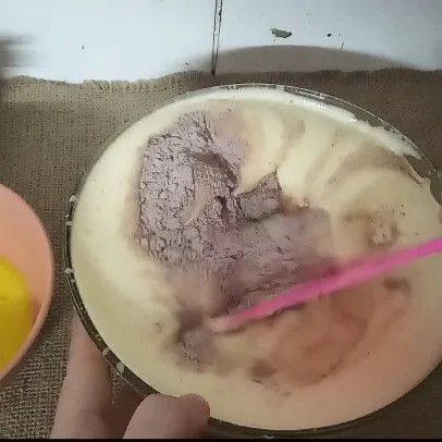 Masukan Terigu, dancow cokelat, cokelat bubuk dan air. Aduk rata.