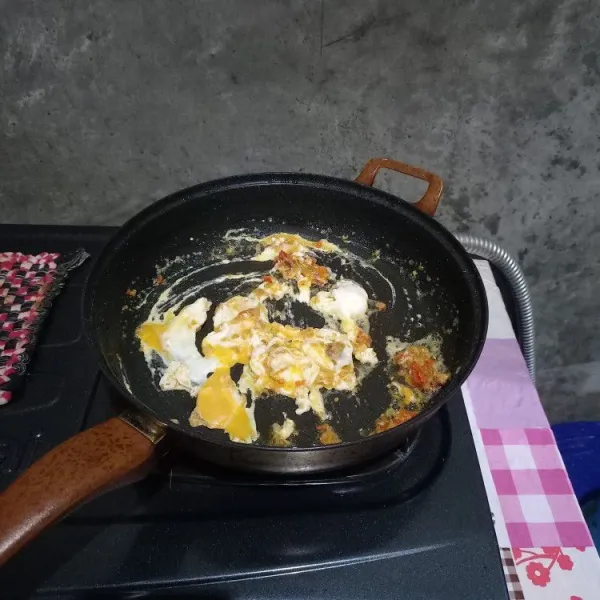 Ceplok telur di wajan dan orak arik bersama bumbu.