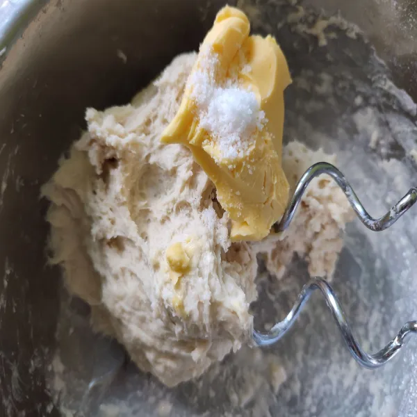 Setelah itu tambahkan garam dan butter, uleni lagi hingga kalis elastis. Jika dirasa afonan masih keras, tambahkan sedikit air.