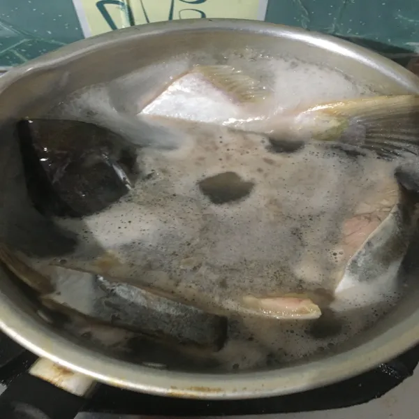 Rebus sebentar ikan patin ya lalu tiriskan