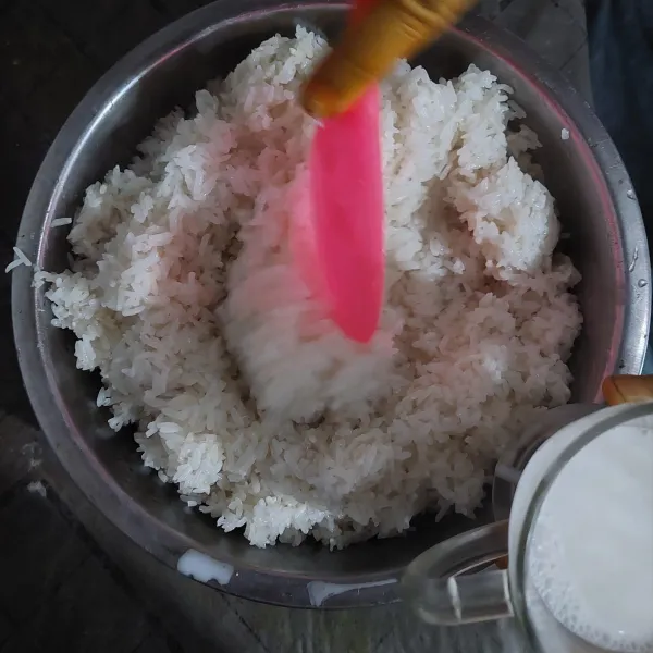 Angkat beras ketan yang telah dikukus lalu masukkan garam dan santan, aduk rata.