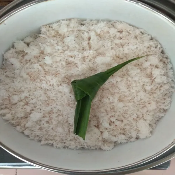 Campur kelapa parut kukus dengan garam, aduk rata.