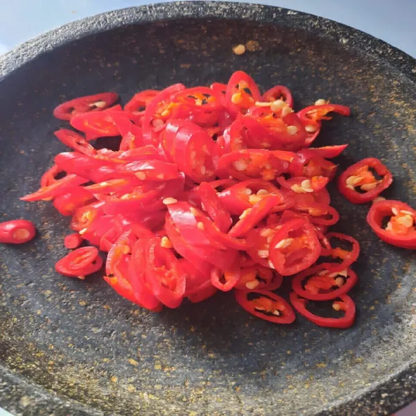 Iris lembut cabe merah kemudian haluskan dengan asam jawa, gula kelapa, terasi dan garam.