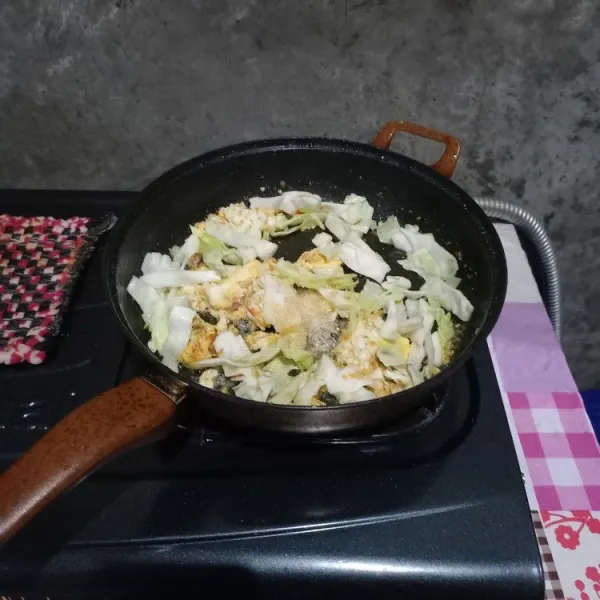 Masukkan kol, garam, gula, dan penyedap rasa. Masak kol sampai layu.
