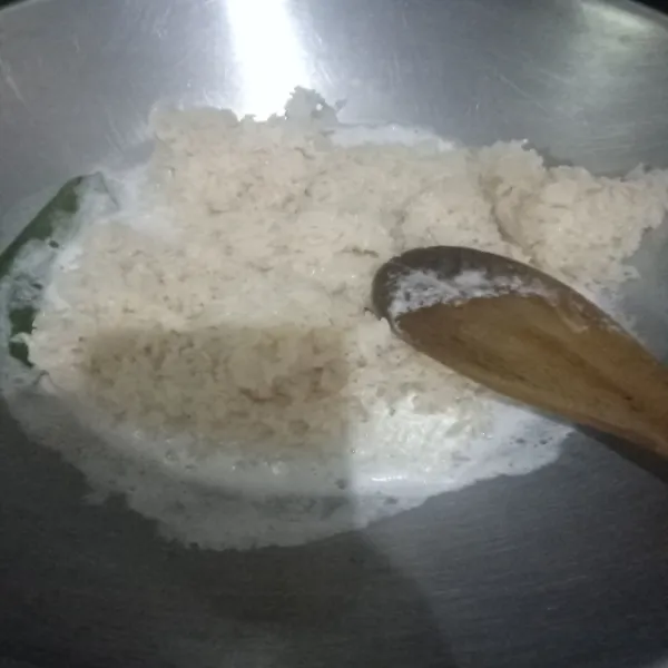 Didihkan santan, serai, daun salam dan garam. Masukkan beras yang sudah di kukus, aduk hingga santan habis.