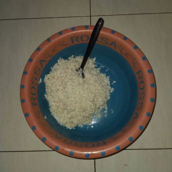Cuci bersih beras ketan lalu kukus selama 15 menit dalam panci kukusan yang sudah dipanaskan sebelumnya. Jika sudah segera angkat dan tuang kedalam wadah bersih lalu sisihkan.