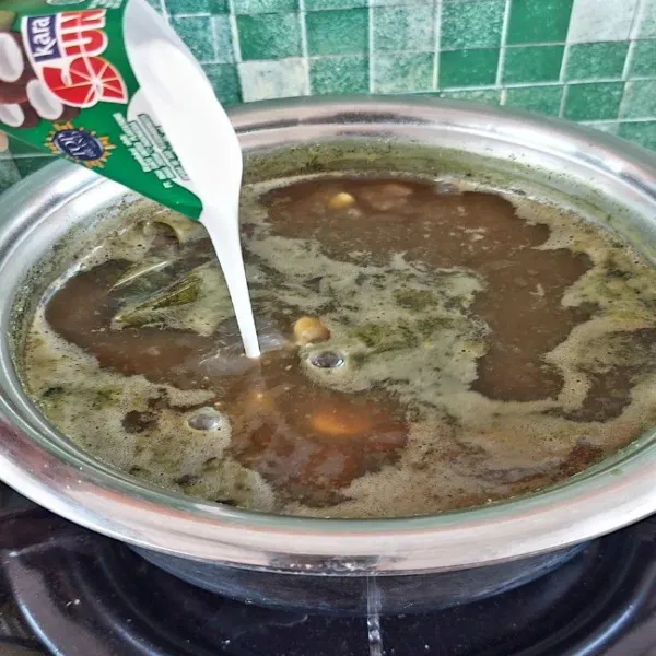 Masukkan gula merah, gula pasir, garam dan santan.