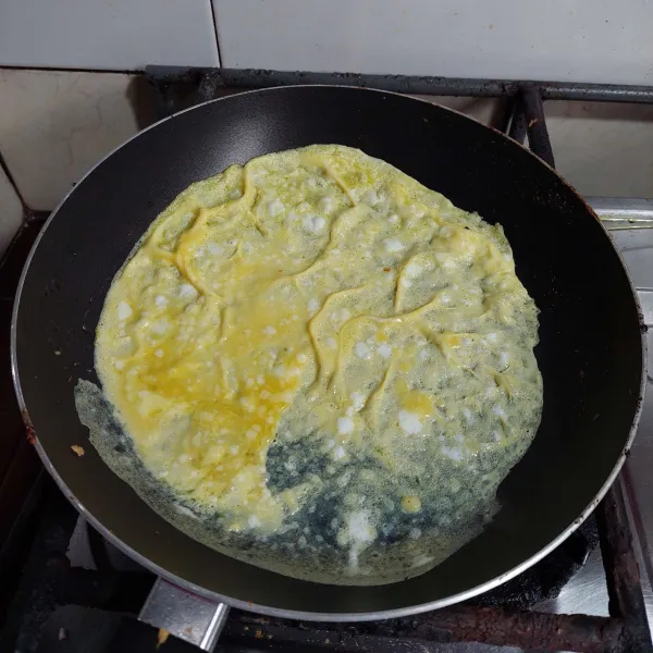 Kocok telur tambahkan garam, lalu dadar telur tipis-tipis.