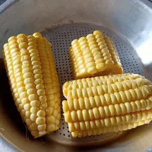 Potong jagung cuci sampai bersih.