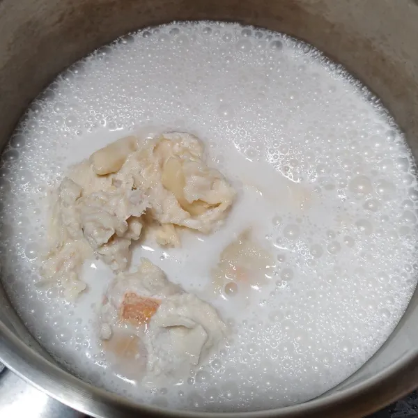 Masak santan, gula dan masukkan daging duriannya. Masak hingga kuah mendidih, lalu tambahkan garam, aduk hingga rata.