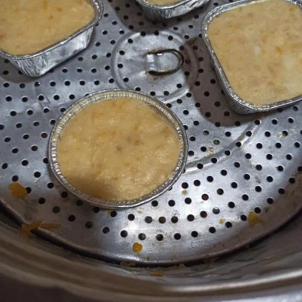 Olesi loyang/alumunium foil dengan margarin. Kemudian kukus selama 25 menit atau sampai matang.