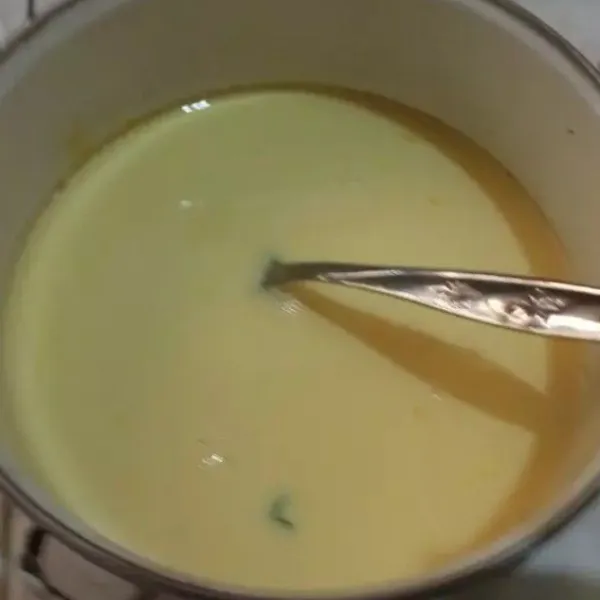 Campur telur dan susu. Masukkan ulekan bawang. Beri minyak secukupnya. Aduk sampai tercampur rata.