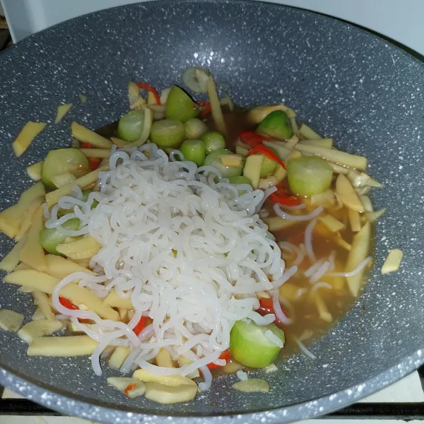 Masukkan mie shirataki, lalu aduk rata. Kemudian angkat dan siap disajikan.