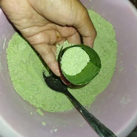 Masukkan 1 sdm tepung dalam cetakan lalu beri gula merah dan tutup kembali dengan tepung. Lakukan sampai habis.