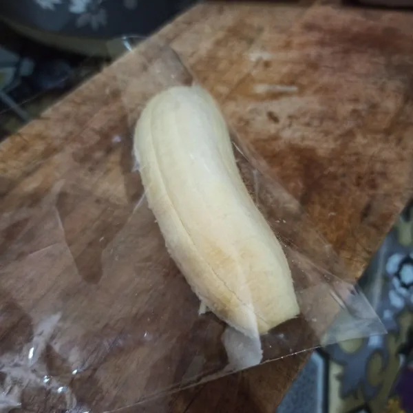 Kupas pisang letakkan di dalam plastik.