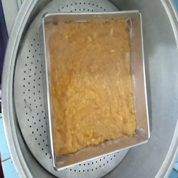 Masukkan ke loyang ukuran 20x20 (loyang apasi plastik). Kukus selama 20 menit. Tutup kukusan lapisi dengan kain serbet bersih.